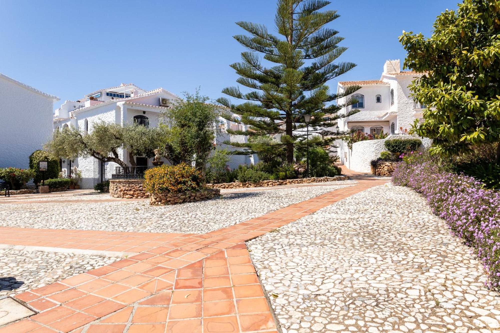 Capistrano Village B, 1 Bedroom + Free Wi-Fi Nerja Exterior foto